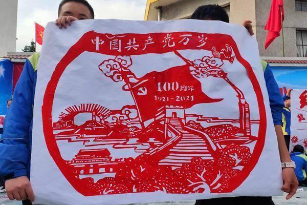 邹市明罕见晒全家福，冉莹颖不再性感！12岁轩轩竟穿45码鞋惹争议